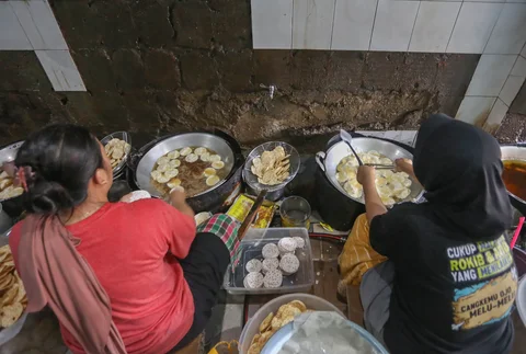 Pekerja menyelsaikan pembuatan kripik tempe di rumah usaha Keripik Tempe Mama Tina, Kebayoran Baru, Jakarta Selatan, Kamis (7/5/2026).