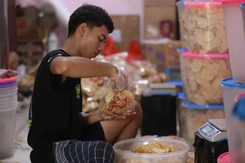 Pekerja menyelsaikan pembuatan kripik tempe di rumah usaha Keripik Tempe Mama Tina, Kebayoran Baru, Jakarta Selatan, Kamis (7/5/2026).