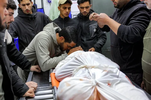 Kerabat memeluk jenazah Azzam Khalil al-Hayya, putra wakil ketua Biro Politik Hamas, Khalil al-Hayya, setelah ia tewas sehari sebelumnya akibat bombardir Israel di Kota Gaza, Kamis (07/05/2026).