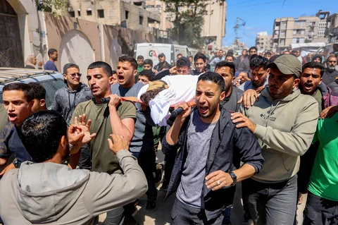 Para pelayat membawa jenazah Azzam Khalil al-Hayya, putra Wakil Ketua Biro Politik Hamas Khalil al-Hayya, di Kota Gaza, Kamis (07/05/2026), setelah tewas akibat serangan Israel sehari sebelumnya.
