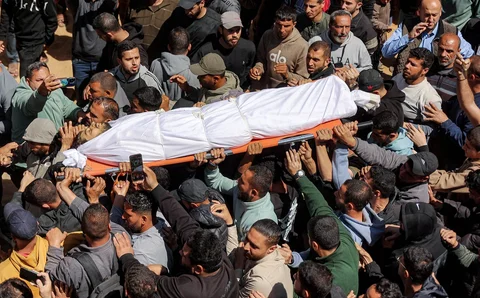 Para pelayat membawa jenazah Azzam Khalil al-Hayya, putra Wakil Ketua Biro Politik Hamas Khalil al-Hayya, di Kota Gaza, Kamis (07/05/2026), setelah tewas akibat serangan Israel sehari sebelumnya.