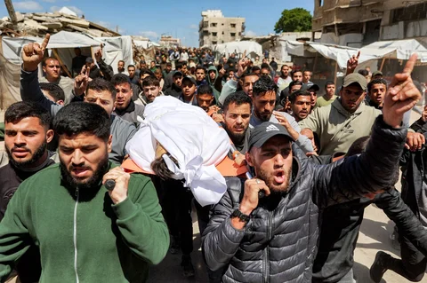 Para pelayat membawa jenazah Azzam Khalil al-Hayya, putra Wakil Ketua Biro Politik Hamas Khalil al-Hayya, di Kota Gaza, Kamis (07/05/2026), setelah tewas akibat serangan Israel sehari sebelumnya.