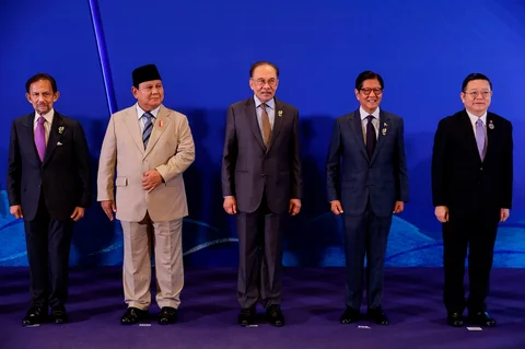 Dari kiri, Sultan Brunei Darussalam Hassanal Bolkiah, Presiden Indonesia Prabowo Subianto, Perdana Menteri Malaysia Anwar Ibrahim, Presiden Filipina Ferdinand Marcos Jr., dan Sekretaris Jenderal ASEAN Kao Kim Hourn berfoto bersama pada KTT Khusus Brunei Darussalam-Indonesia-Malaysia-Filipina East ASEAN Growth Area (BIMP-EAGA) menjelang KTT ASEAN ke-48 di Cebu, Filipina, Kamis (07/05/2026).
