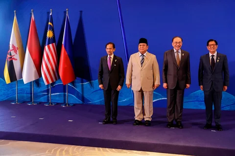 Dari kiri, Sultan Brunei Hassanal Bolkiah, Presiden Indonesia Prabowo Subianto, Perdana Menteri Malaysia Anwar Ibrahim, dan Presiden Filipina Ferdinand Marcos Jr., berfoto bersama pada KTT Khusus Brunei Darussalam-Indonesia-Malaysia-Filipina East ASEAN Growth Area (BIMP-EAGA) menjelang KTT ASEAN ke-48 di Cebu, Filipina, Kamis (07/05/2026).