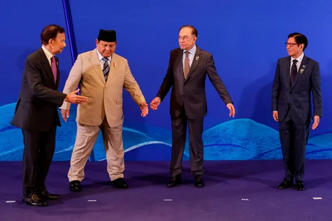 Dari kiri, Sultan Brunei Hassanal Bolkiah, Presiden Indonesia Prabowo Subianto, Perdana Menteri Malaysia Anwar Ibrahim, dan Presiden Filipina Ferdinand Marcos Jr., bersiap untuk meninggalkan panggung setelah sesi foto bersama pada KTT Khusus Brunei Darussalam-Indonesia-Malaysia-Filipina East ASEAN Growth Area (BIMP-EAGA) menjelang KTT ASEAN ke-48 di Cebu, Filipina, Kamis (07/05/2026).