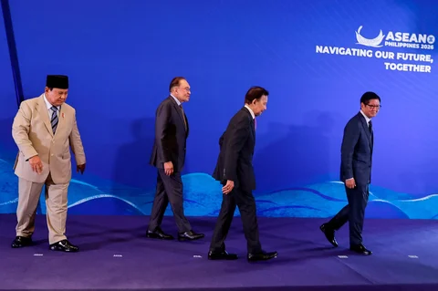 Dari kiri, Presiden Indonesia Prabowo Subianto, Perdana Menteri Malaysia Anwar Ibrahim, Sultan Brunei Hassanal Bolkiah dan Presiden Filipina Ferdinand Marcos Jr., bersiap untuk meninggalkan panggung setelah sesi foto bersama pada KTT Khusus Brunei Darussalam-Indonesia-Malaysia-Filipina East ASEAN Growth Area (BIMP-EAGA) menjelang KTT ASEAN ke-48 di Cebu, Filipina, Kamis (07/05/2026).