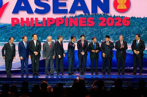 Dari kiri, Sekretaris Tetap Kementerian Luar Negeri Myanmar U Hau Khan Sum, Perdana Menteri Malaysia Anwar Ibrahim, Perdana Menteri Thailand Anutin Charnvirakul, Perdana Menteri Timor Timur Xanana Gusmao, Perdana Menteri Vietnam Le Minh Hung, Presiden Filipina Ferdinand Marcos Jr., Perdana Menteri Singapura Lawrence Wong, Sultan Brunei Hassanal Bolkiah, Presiden Indonesia Prabowo Subianto, Perdana Menteri Kamboja Hun Manet, dan Perdana Menteri Laos Sonexay Siphandone berdiri di atas panggung untuk foto bersama selama upacara pembukaan KTT ASEAN ke-48 dan Pertemuan Terkait di Cebu, Filipina, Jumat (08/05/2026).
