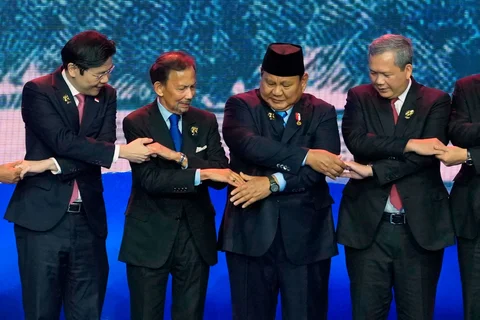 Dari kiri, Perdana Menteri Singapura Lawrence Wong, Sultan Brunei Hassanal Bolkiah, Presiden Indonesia Prabowo Subianto, dan Perdana Menteri Kamboja Hun Manet berfoto bersama saat upacara pembukaan KTT ASEAN ke-48 dan Pertemuan Terkait di Cebu, Filipina pada Jumat (08/05/2026).