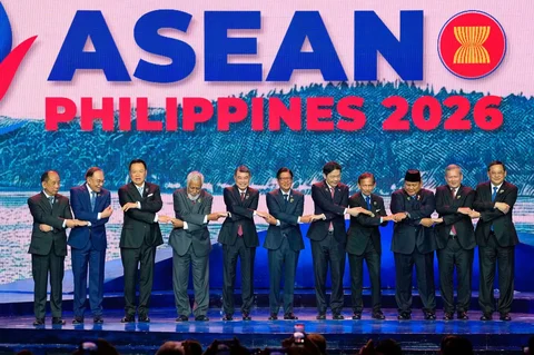 Dari kiri, Sekretaris Tetap Kementerian Luar Negeri Myanmar U Hau Khan Sum, Perdana Menteri Malaysia Anwar Ibrahim, Perdana Menteri Thailand Anutin Charnvirakul, Perdana Menteri Timor Timur Xanana Gusmao, Perdana Menteri Vietnam Le Minh Hung, Presiden Filipina Ferdinand Marcos Jr., Perdana Menteri Singapura Lawrence Wong, Sultan Brunei Hassanal Bolkiah, Presiden Indonesia Prabowo Subianto, Perdana Menteri Kamboja Hun Manet, dan Perdana Menteri Laos Sonexay Siphandone berpose untuk foto bersama selama upacara pembukaan KTT ASEAN ke-48 dan Pertemuan Terkait di Cebu, Filipina pada Jumat (08/05/2026).