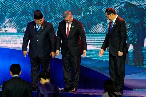 Dari kiri, Presiden Indonesia Prabowo Subianto, Perdana Menteri Kamboja Hun Manet, dan Perdana Menteri Laos Sonexay Siphandone berpose untuk foto bersama selama upacara pembukaan KTT ASEAN ke-48 dan Pertemuan Terkait di Cebu, Filipina pada Jumat (08/05/2026).