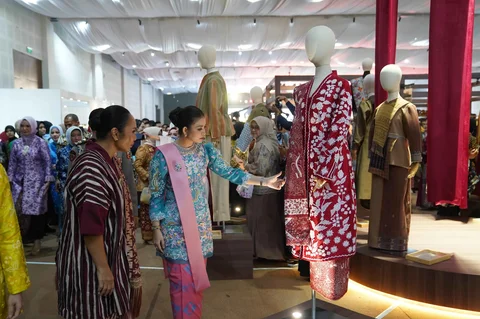 Selvi Gibran Rakabuming Raka bersama Ketua Umum Persit Kartika Chandra Kirana Ny. Uli Simanjuntak saat membuka kegiatan  HUT ke-80 Persit Kartika Chandra Kirana bertema &ldquo;Persit Bisa&rdquo; di Balai Kartini, Kamis (7/5/2026),