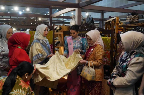 Selvi Gibran Rakabuming Raka saat membuka kegiatan  HUT ke-80 Persit Kartika Chandra Kirana bertema &ldquo;Persit Bisa&rdquo; di Balai Kartini, Kamis (7/5/2026),