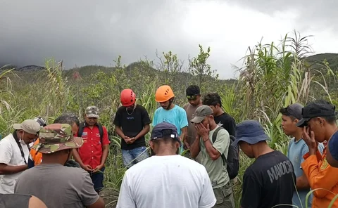 Tim SAR gabungan bersiap melakukan pencarian dan evakuasi terhadap pendaki yang terdampak erupsi Gunung Dukono di Kabupaten Halmahera Utara Provinsi Maluku Utara Jumat (8/5/2026).