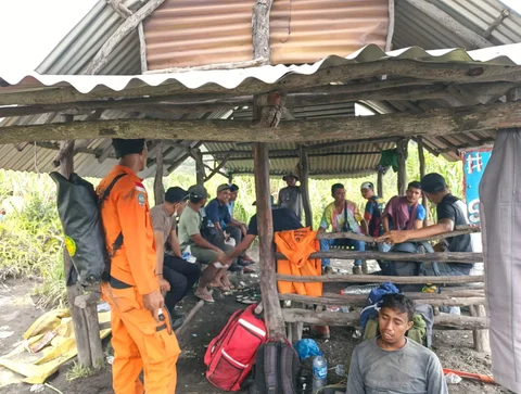 Tim SAR gabungan bersiap melakukan pencarian dan evakuasi terhadap pendaki yang terdampak erupsi Gunung Dukono di Kabupaten Halmahera Utara Provinsi Maluku Utara Jumat (8/5/2026).