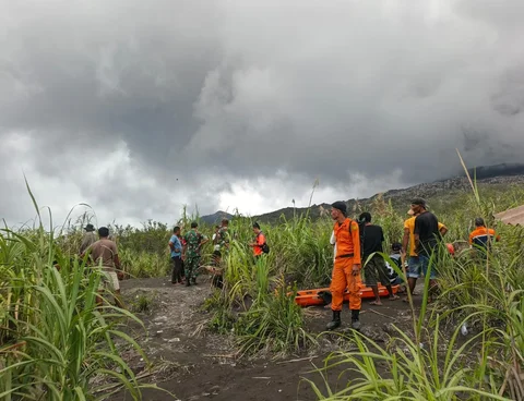Tim SAR gabungan bersiap melakukan pencarian dan evakuasi terhadap pendaki yang terdampak erupsi Gunung Dukono di Kabupaten Halmahera Utara Provinsi Maluku Utara Jumat (8/5/2026).