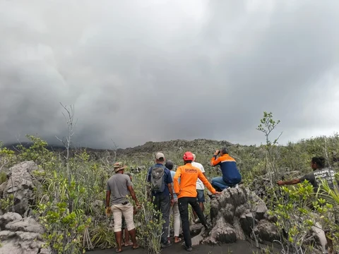 Tim SAR gabungan bersiap melakukan pencarian dan evakuasi terhadap pendaki yang terdampak erupsi Gunung Dukono di Kabupaten Halmahera Utara Provinsi Maluku Utara Jumat (8/5/2026).