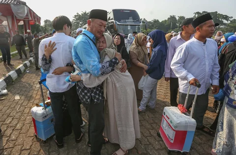 Keluarga melepas kerabatnya saat acara pelepasan jemaah di Aula Kantor Bupati, Kabupaten Bogor, Jawa Barat, Jumat (08/05/2026).