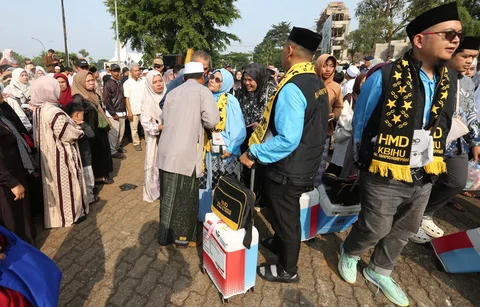 Keluarga melepas kerabatnya saat acara pelepasan jemaah di Aula Kantor Bupati, Kabupaten Bogor, Jawa Barat, Jumat (08/05/2026).
