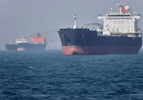 Kapal-kapal tanker berlabuh di lepas pantai di Selat Hormuz di lepas Bandar Abbas, Iran, Senin, (04/05/2026).