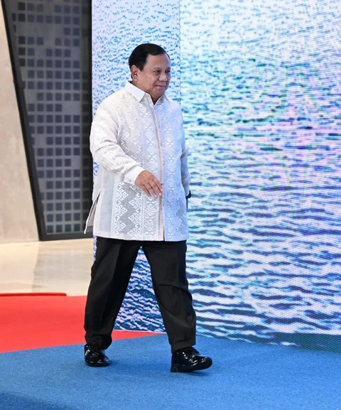 prabowo kenakan baju barong di ktt asean filipina