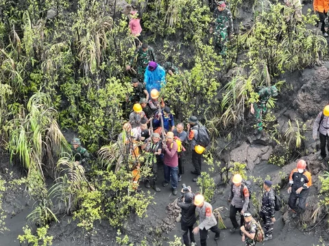 Tim SAR gabungan mengevakuasi jenasah pendaki  korban erupsi Gunung Dukono di Kecamatan Galela, Kabupaten Halmahera Utara, Maluku Utara, Sabtu (9/5/2026).