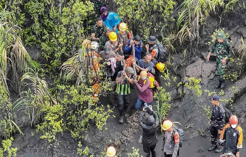 Tim SAR gabungan mengevakuasi jenasah pendaki  korban erupsi Gunung Dukono di Kecamatan Galela, Kabupaten Halmahera Utara, Maluku Utara, Sabtu (9/5/2026).