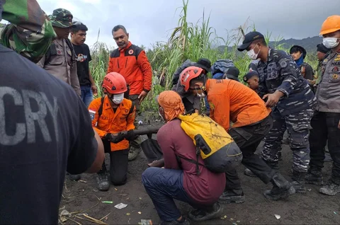 Tim SAR gabungan mengevakuasi jenasah pendaki  korban erupsi Gunung Dukono di Kecamatan Galela, Kabupaten Halmahera Utara, Maluku Utara, Sabtu (9/5/2026).