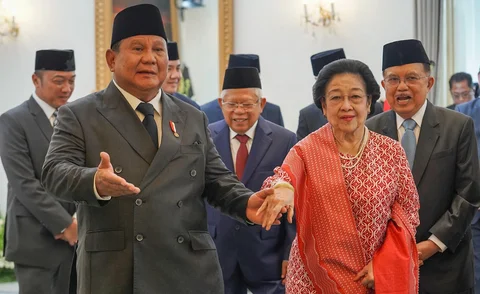 Presiden Prabowo Subianto memegang tangan Presiden kelima RI Megawati Soekarnoputri bersama Wapres ke-10 serta ke-12 RI Jusuf Kalla dan Wakil Presiden ke-13 Republik Indonesia  KH Ma'ruf Amin saat menghadiri upacara peringatan Hari Lahir Pancasila di Lapangan Gedung Pancasila, kompleks Kementerian Luar Negeri, Jakarta, Senin (1/6/2026).