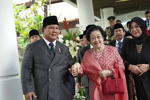 Presiden Prabowo Subianto memegang tangan Presiden kelima RI Megawati Soekarnoputri saat menghadiri upacara peringatan Hari Lahir Pancasila di Lapangan Gedung Pancasila, kompleks Kementerian Luar Negeri, Jakarta, Senin (1/6/2026).