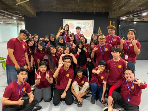 Pertunjukan Wayang Berbahasa Inggris Oleh para Siswa SMA Pikat Pengunjung Mall