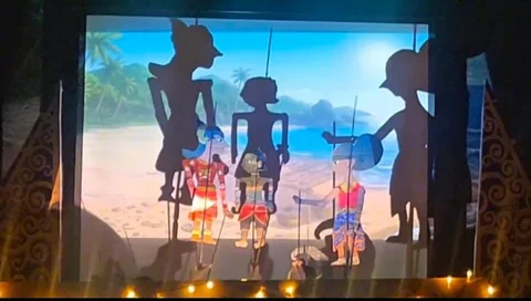 Pertunjukan Wayang Berbahasa Inggris Oleh para Siswa SMA Pikat Pengunjung Mall