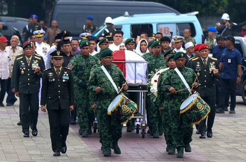 Prajutit TNI membawa peti jenazah mantan Menteri Pertahanan Ryamizard Ryacudu saat upacara pemakaman di Taman Makam Pahlawan (TMP) Kalibata, Jakarta, Senin (1/6/2026).
