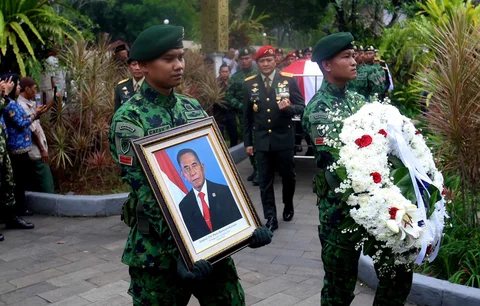 Prajutit TNI membawa peti jenazah mantan Menteri Pertahanan Ryamizard Ryacudu saat upacara pemakaman di Taman Makam Pahlawan (TMP) Kalibata, Jakarta, Senin (1/6/2026).