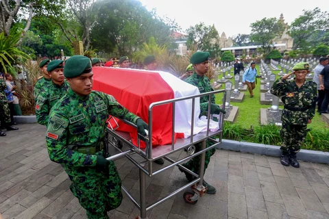 Prajutit TNI membawa peti jenazah mantan Menteri Pertahanan Ryamizard Ryacudu saat upacara pemakaman di Taman Makam Pahlawan (TMP) Kalibata, Jakarta, Senin (1/6/2026).