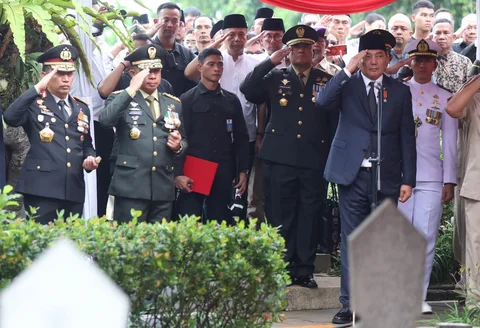 Menteri Pertahanan Sjafrie Sjamsoeddin bersama Panglima TNI Jenderal TNI Agus Subiyanto  dan Kapolri  Jenderal Listyo Sigit Prabowo saat menghadiri  upacara pemakaman mantan Menteri Pertahanan Ryamizard Ryacudu di Taman Makam Pahlawan (TMP) Kalibata, Jakarta, Senin (1/6/2026)