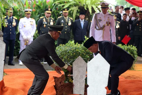Menteri Pertahanan Sjafrie Sjamsoeddin saat menabur bnga saat  upacara pemakaman mantan Menteri Pertahanan Ryamizard Ryacudu di Taman Makam Pahlawan (TMP) Kalibata, Jakarta, Senin (1/6/2026)