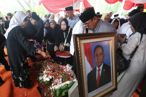 keluarga menaburkan bunga usai upacara pemakaman mantan Menteri Pertahanan Ryamizard Ryacudu di Taman Makam Pahlawan (TMP) Kalibata, Jakarta, Senin (1/6/2026).