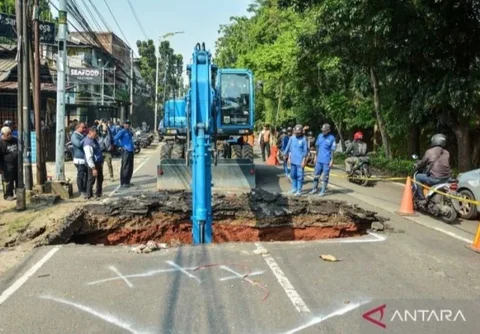 Pemerintah Kota Jakarta Selatan mengucurkan anggaran Rp380 juta untuk perbaikan saluran amblas di Lenteng Agung. Simak detail target penyelesaian dan kendala yang dihadapi dalam upaya mengembalikan kelancaran lalu lintas.