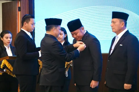 Pemerintah Anugerahkan Tanda Kehormatan Satyalancana Wira Karya kepada Enam Tokoh