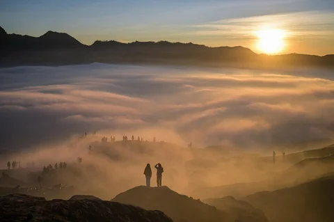 Warga suku Tengger berjalan membawa sesajen  saat upacara Yadnya Kasada di Gunung Bromo, Kabupaten Probolinggo, Jawa Timur, Senin (1/6/2026).