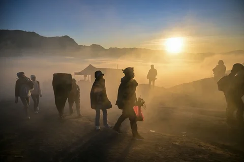 Warga suku Tengger berjalan membawa sesajen  saat upacara Yadnya Kasada di Gunung Bromo, Kabupaten Probolinggo, Jawa Timur, Senin (1/6/2026).
