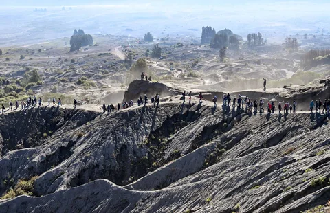 Warga suku Tengger berjalan membawa sesajen  saat upacara Yadnya Kasada di Gunung Bromo, Kabupaten Probolinggo, Jawa Timur, Senin (1/6/2026).