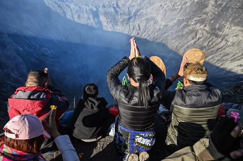 Warga suku Tengger berdoa   saat upacara Yadnya Kasada di Gunung Bromo, Kabupaten Probolinggo, Jawa Timur, Senin (1/6/2026).