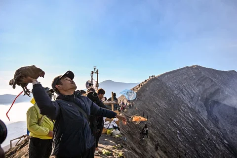 Warga suku Tengger saat upacara Yadnya Kasada di Gunung Bromo, Kabupaten Probolinggo, Jawa Timur, Senin (1/6/2026).