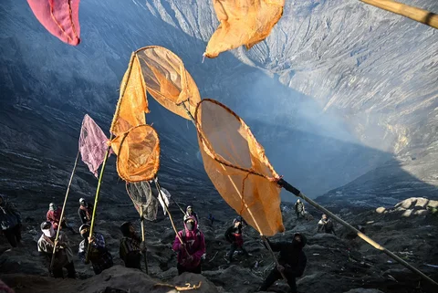 Warga  menangkap persembahan sesajen saat upacara Yadnya Kasada di Gunung Bromo, Kabupaten Probolinggo, Jawa Timur, Senin (1/6/2026).