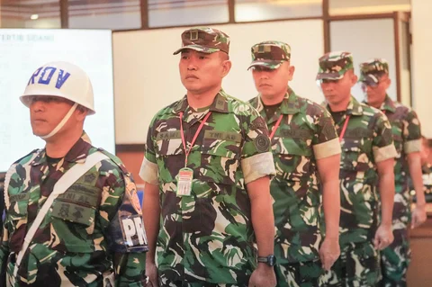 Terdakwa kasus penyiraman air keras kepada aktivis KontraS Andrie Yunus, Lettu Sami Lakka (kiri), Kapten Nandala Dwi Prasetya (kedua kiri), Lettu Budhi Hariyanto Widhi Cahyono (kedua kanan) dan Serda Edi Sudarko (kanan) tiba untuk menjalani sidang pembacaan putusan di Pengadilan Militer II-08, Jakarta, Rabu (10/6/2026).