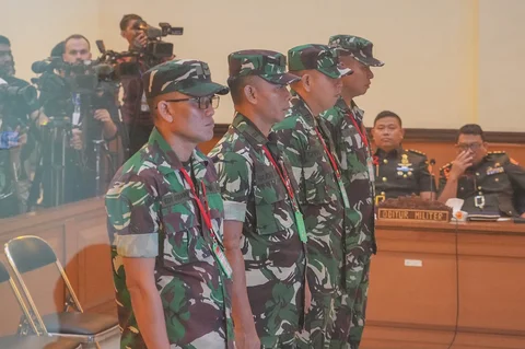 Terdakwa kasus penyiraman air keras kepada aktivis KontraS Andrie Yunus, Lettu Sami Lakka (kanan), Kapten Nandala Dwi Prasetya (kedua kanan), Lettu Budhi Hariyanto Cahyono (kedua kiri), dan Serda Edi Sudarko (kiri) saat menjalani sidang pembacaan putusan di Pengadilan Militer II-08, Jakarta, Rabu (10/6/2026).
