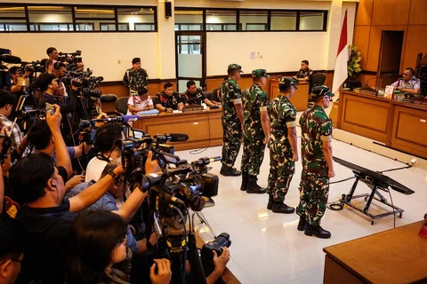 Terdakwa kasus penyiraman air keras kepada aktivis KontraS Andrie Yunus, Lettu Sami Lakka (kiri), Kapten Nandala Dwi Prasetya (kedua kiri), Lettu Budhi Hariyanto Widhi Cahyono (kedua kanan) dan Serda Edi Sudarko (kanan) menjalani sidang pembacaan putusan di Pengadilan Militer II-08, Jakarta, Rabu (10/6/2026).