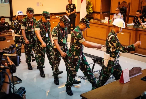 Terdakwa kasus penyiraman air keras kepada aktivis KontraS Andrie Yunus, Lettu Sami Lakka (kanan), Kapten Nandala Dwi Prasetya (kedua kanan), Lettu Budhi Hariyanto Cahyono (kedua kiri), dan Serda Edi Sudarko (kiri) saat menjalani sidang pembacaan putusan di Pengadilan Militer II-08, Jakarta, Rabu (10/6/2026).