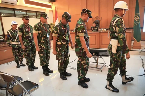 Terdakwa kasus penyiraman air keras kepada aktivis KontraS Andrie Yunus, Lettu Sami Lakka (kanan), Kapten Nandala Dwi Prasetya (kedua kanan), Lettu Budhi Hariyanto Cahyono (kedua kiri), dan Serda Edi Sudarko (kiri) saat menjalani sidang pembacaan putusan di Pengadilan Militer II-08, Jakarta, Rabu (10/6/2026).